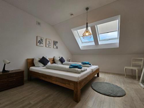 a bedroom with a bed with a skylight at Ferienwohnung Zartgrün Blumberg in Blumberg