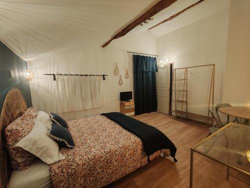 ヴナコにあるGîte casa di l'Apaのベッドルーム1室(ベッド1台、ガラス張りのテーブル付)