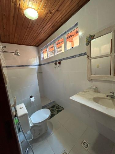 a bathroom with a toilet and a sink at Pousada Serra Morena in Serra do Cipo