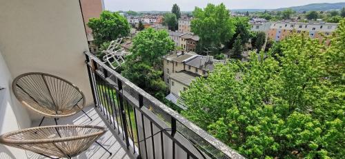 een balkon met 2 stoelen en uitzicht op de stad bij Mango Lu z balkonem, plaża 300m in Sopot