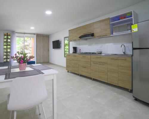 una cucina con armadi in legno e frigorifero di Edificio Vida Nueva a Cali