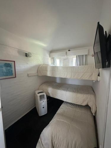 Cette petite chambre comprend 2 lits superposés. dans l'établissement Hotel Donatella mare boutique, à Punta del Este