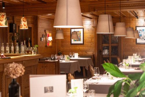 um restaurante com mesas com toalhas de mesa brancas e luzes em Pension Hinterleithner em Persenbeug