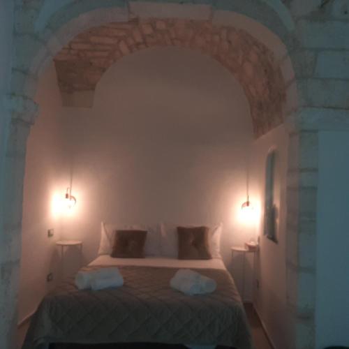a bedroom with a bed with two towels on it at Dimora Lavinia Casa vacanze Centro storico Ostuni in Ostuni