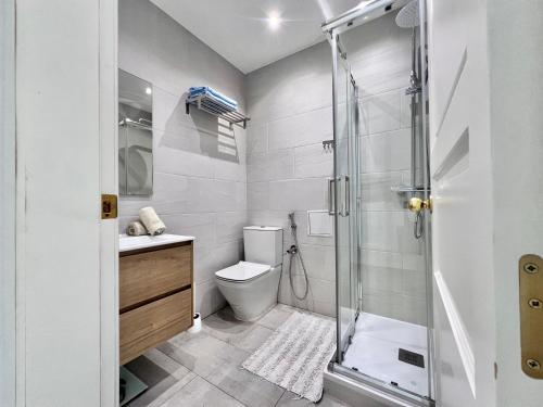 un baño con inodoro y ducha en Pirata Bungalow sea front, en Estepona