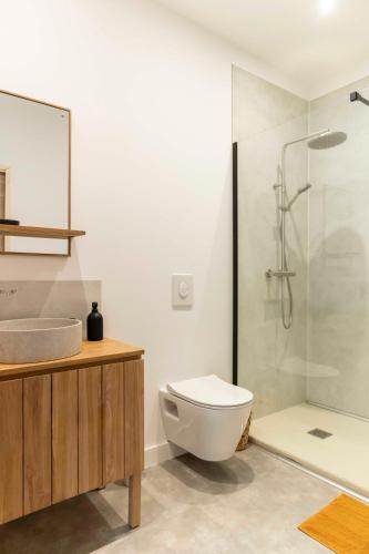 une salle de bain avec une douche, des toilettes et un lavabo dans l'établissement Olivier ATTON, à Narbonne