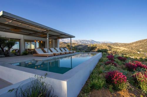 Villa con piscina y vistas en Villa Ninemia, en Agia Galini