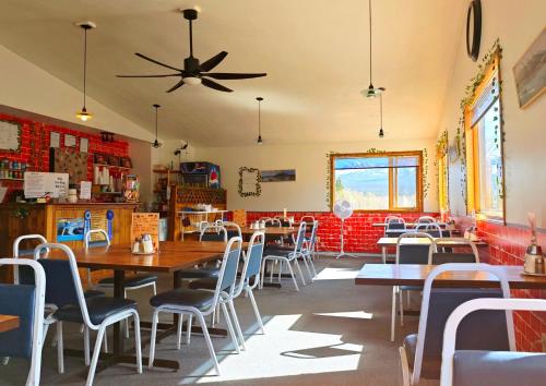 ein Esszimmer mit Tischen und Stühlen in einem Restaurant in der Unterkunft Cozy Corner Motel & Restaurant in Haines Junction