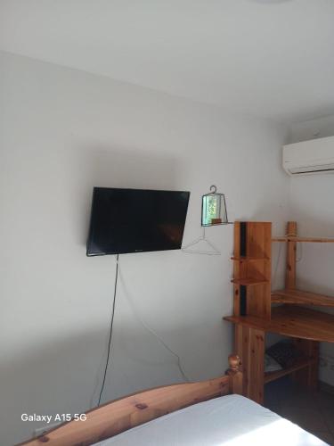 Elle comprend une télévision murale à écran plat. dans l'établissement CHAMBRE A LOUER Marseille, à Marseille