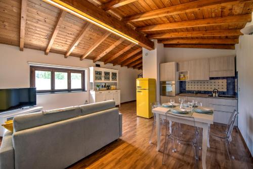 Una sala de estar con un sofá y una mesa y una cocina. en 270 - Le Yucche Country House, nel verde di Casarza, 15 Minuti d'auto dal Mare, en Casarza Ligure