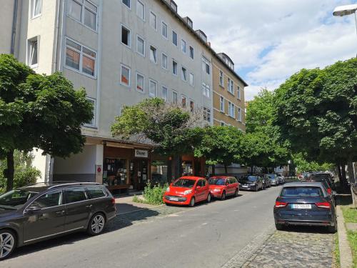 a row of cars parked on the side of a street at Gemütliche Ferienwohnung im Herzen des Östlichen Ringgebiets in Braunschweig