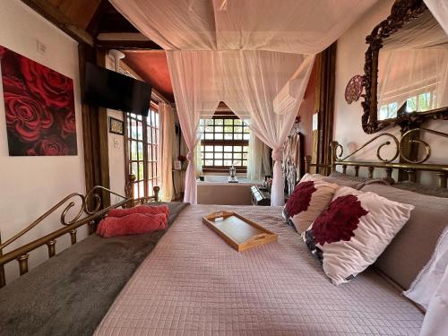 um quarto com uma cama grande e uma bandeja em Divina Cabana - Lago Corumbá IV - Alexânia em Alexânia