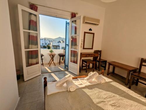 1 dormitorio con cama y vistas al océano en Barbaras, en Naousa