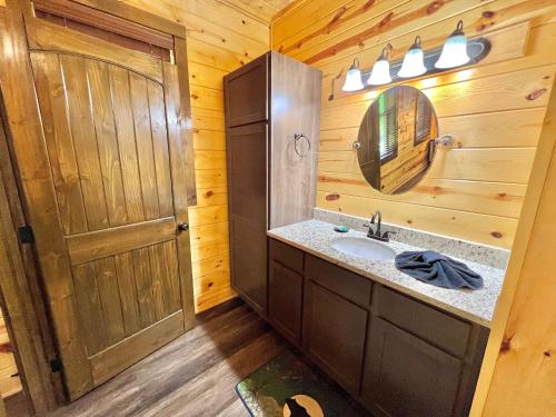 La salle de bains est pourvue d'un lavabo et d'un miroir. dans l'établissement South Side Serenity, à Sevierville