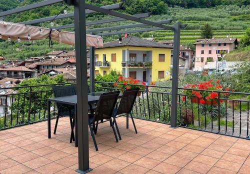 una mesa y sillas en un balcón con vistas en Garda View Apartment, en Tenno
