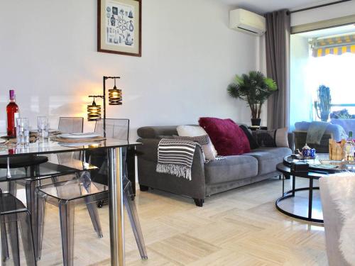 un salon avec un canapé et une table dans l'établissement Appartement moderne 48m² avec terrasse, 4 couchages, climatisé - Villeneuve-Loubet Plage - FR-1-252A-123, à Villeneuve-Loubet