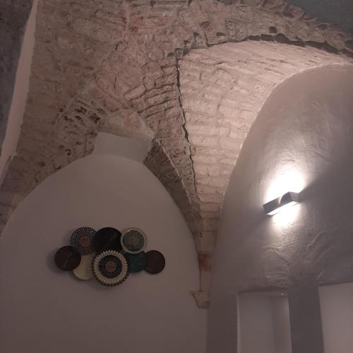 a room with some hats on a wall at Dimora Lavinia Casa vacanze Centro storico Ostuni in Ostuni