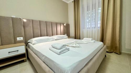 Lindos Comfy Studios Saranda 객실 침대