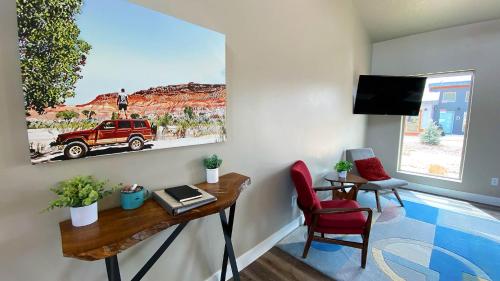une pièce avec un bureau avec une peinture de camion rouge sur le mur dans l'établissement Timber & Tin F 2Bed 2Bath w Pool & Rooftop Deck, à Kanab