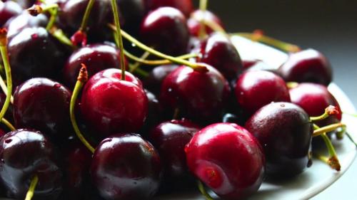 un montón de cerezas rojas en un plato en CASA RURAL ARBEQUINA, Primavera en el Valle del Ambroz, en Casas del Monte