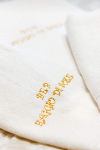a sign that says happy birthday written on a napkin at Appartamento Alla Marmora Porto Empedocle in Porto Empedocle