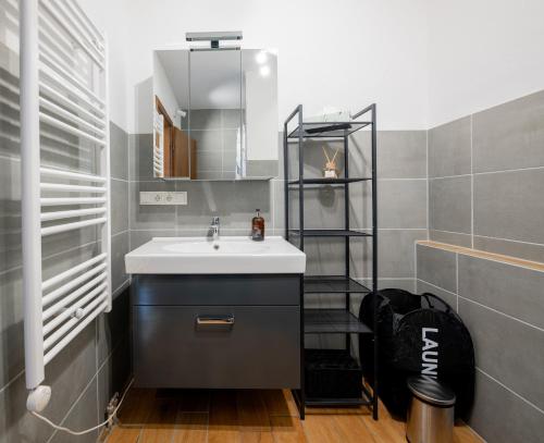 Bathroom sa C4S -COME4STAY- Stilvoll eingerichtetes Apartment für bis zu 8 Personen - Hochwertige Betten I voll ausgestattete Küche I Balkon I Badezimmer I WLAN I Smart TV