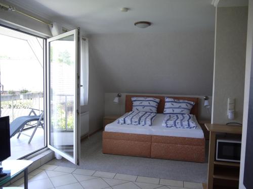 ein kleines Schlafzimmer mit einem Bett und einem Balkon in der Unterkunft Haffliebe 3 in Scharbeutz