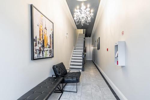Gambar di galeri bagi Newly Renovated Modern Studio on James St South di Hamilton