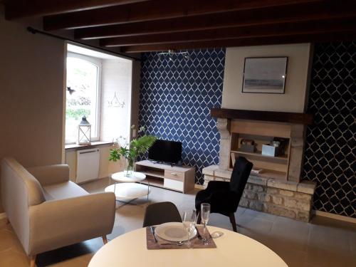 un salon avec une table et des chaises dans l'établissement La luzerne, à Saint-Martin-le-Hébert