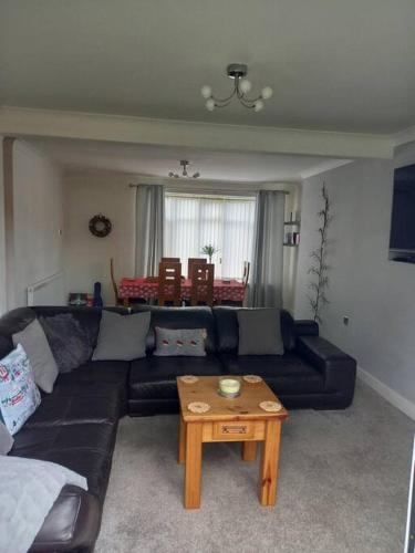 Modernised home with 2 bedrooms in Cardiff photo 6
