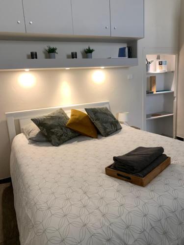 une chambre avec un lit avec deux oreillers dessus dans l'établissement Studio Cosy Abondance au Coeur du Centre Historique -Wifi-Coin chambre, à Arles