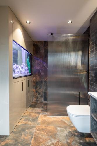 Ένα μπάνιο στο Jacuzzi Exotica Apartment
