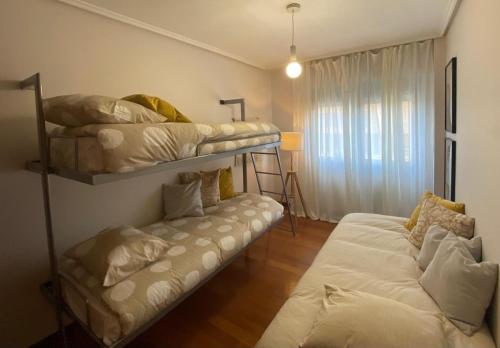 Postel nebo postele na pokoji v ubytování Camino Santiago Naturaleza en Logroño Parking y Piscina by Apartamentos Logrono org