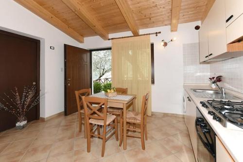 a kitchen with a table and chairs in a kitchen at Casa Vacanze Dalisa Ulivo A con parcheggio in Tramonti