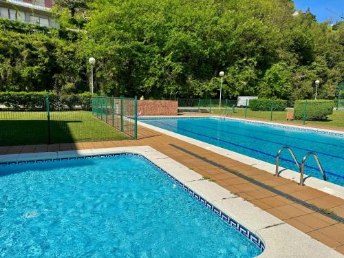 Bazén v ubytování Apartamento VERDEMAR SUANCES, con parking, piscinas y pádel nebo v jeho okolí