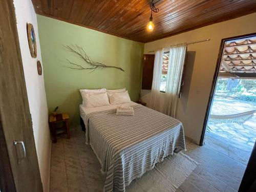 1 dormitorio con 1 cama en una habitación en Casas Goiás - Suítes Beira Rio - Centro Histórico, en Goiás