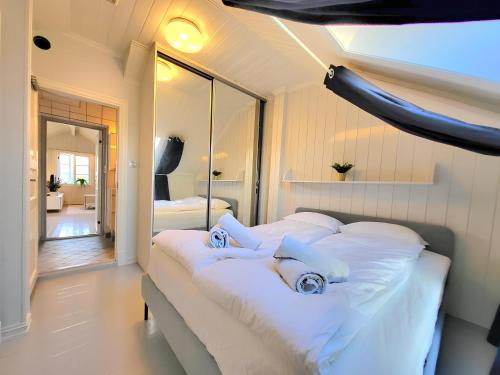 1 Schlafzimmer mit 2 Betten und weißen Kissen in der Unterkunft Mercury House, Cathedral View ! Free Parking ! in Trondheim
