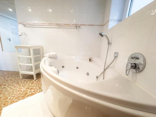 Ένα μπάνιο στο Souterrain Apartment mit eigenem Eingang und Terasse