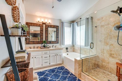 Ένα μπάνιο στο Elegant Antioch Home Less Than 5 Mi to San Joaquin River!