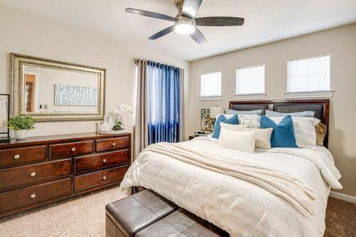 Ένα ή περισσότερα κρεβάτια σε δωμάτιο στο Elegant Antioch Home Less Than 5 Mi to San Joaquin River!