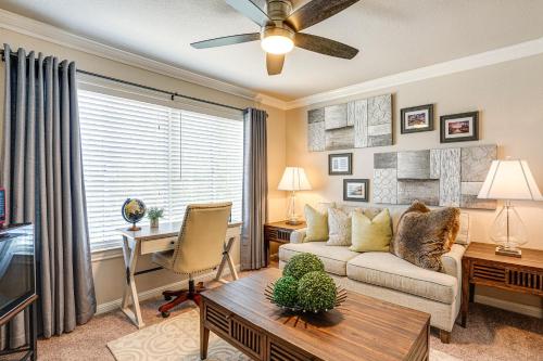 Χώρος καθιστικού στο Elegant Antioch Home Less Than 5 Mi to San Joaquin River!