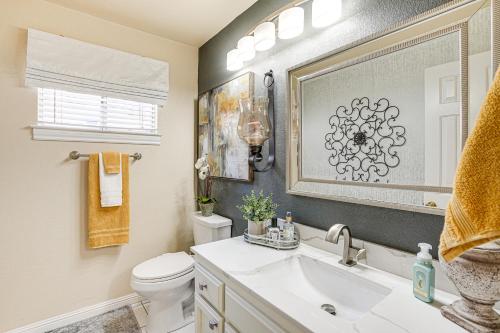 Ένα μπάνιο στο Elegant Antioch Home Less Than 5 Mi to San Joaquin River!