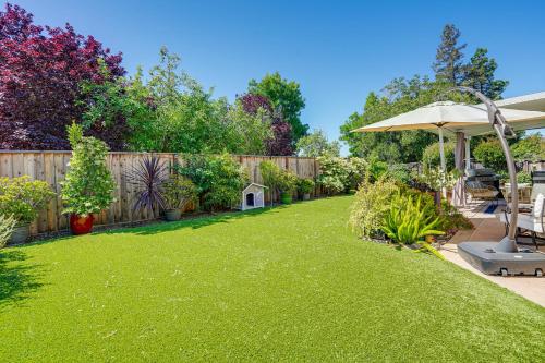 Κήπος έξω από το Elegant Antioch Home Less Than 5 Mi to San Joaquin River!