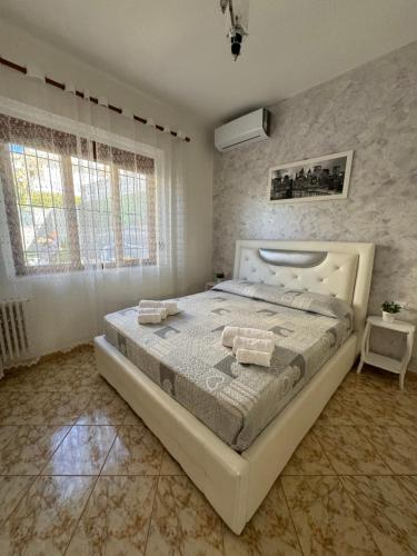 Un dormitorio con una cama con dos toallas encima. en Villa Mondi, en Golem