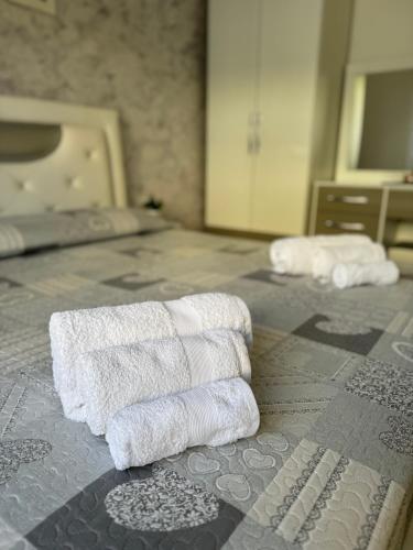 a group of towels sitting on top of a bed at Villa Mondi in Golem