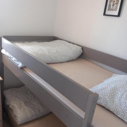 Ce lit superposé se trouve dans un dortoir doté de 2 lits. dans l'établissement appartement vue mer piscines parking LES CORAUX AGAY PLAGE, à Agay