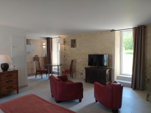 Televisyen dan/atau pusat hiburan di Appartements La Grande Ferme Crépon - à la campagne 5mn d'Arromanches et 10mn de Bayeux