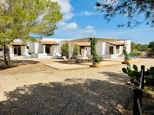 a house with a gravel yard in front of it at Can Chumbera Formentera in Cala Saona