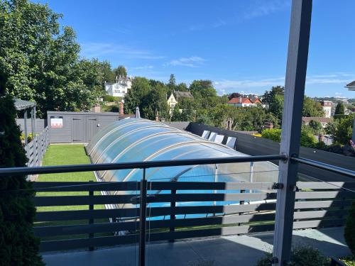 skate park z niebieską zjeżdżalnią na dziedzińcu w obiekcie Atlantis Holiday Apartments w mieście Torquay