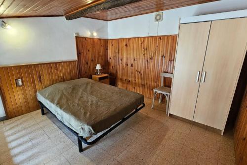 - une chambre avec un lit, une armoire et une table dans l'établissement Appartement Le Muy, au Muy